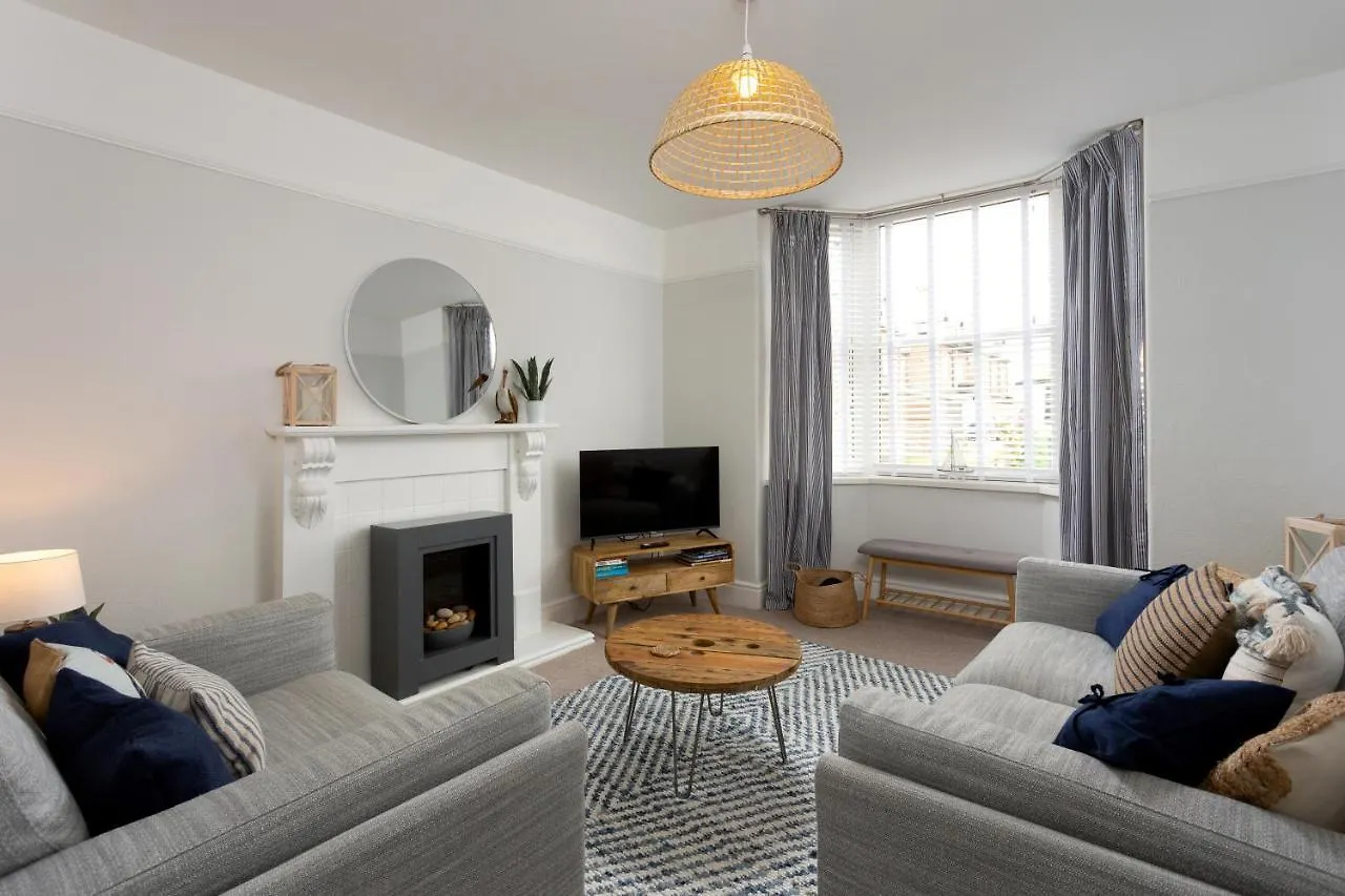 Apartment Low Tide @ Filey. Close To Beach. Dog Friendly.